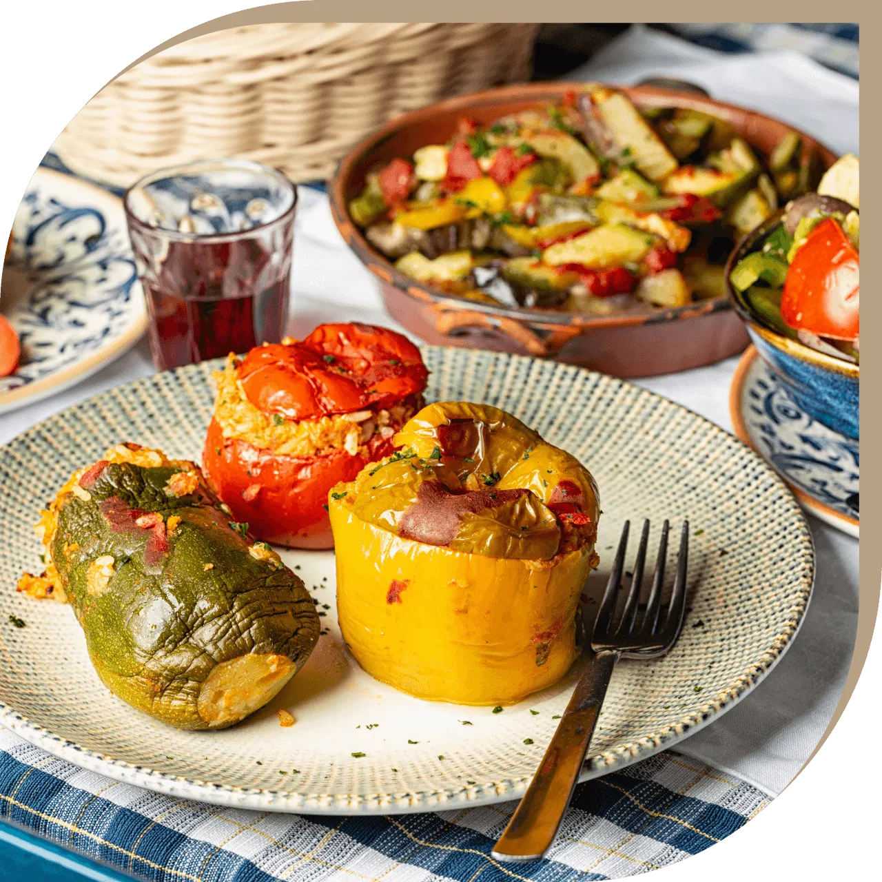 Verdure ripiene alla greca del Ristorante El Greco di Bologna, con peperoni e zucchine al forno.