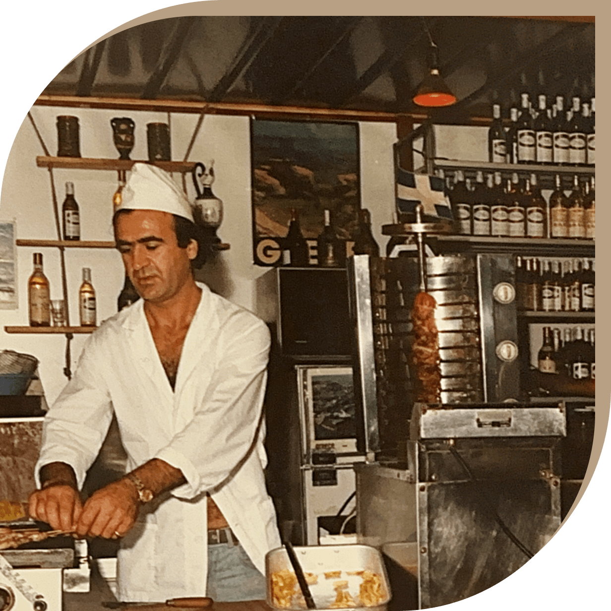 Fondatore del Ristorante El Greco di Bologna mentre prepara specialità greche negli anni ’80.