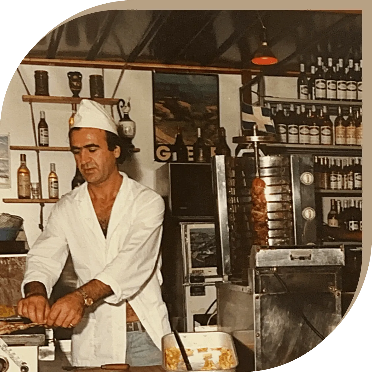 Fondatore del Ristorante El Greco di Bologna mentre prepara specialità greche negli anni ’80.
