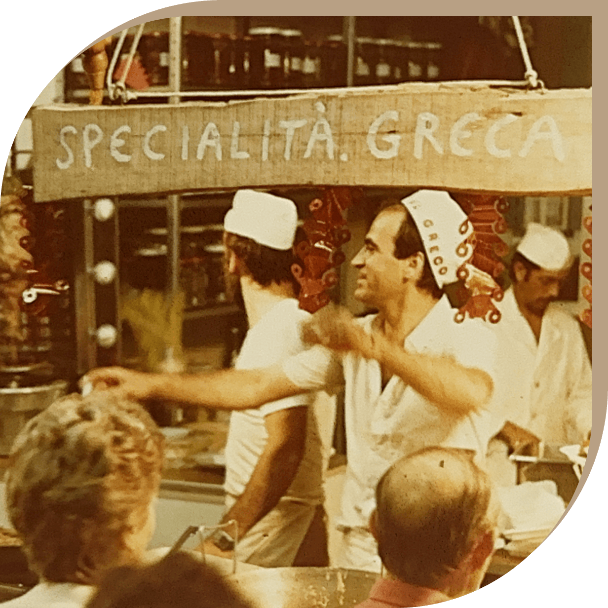 Cucina del Ristorante El Greco di Bologna negli anni ’80 con il fondatore che prepara specialità greche.
