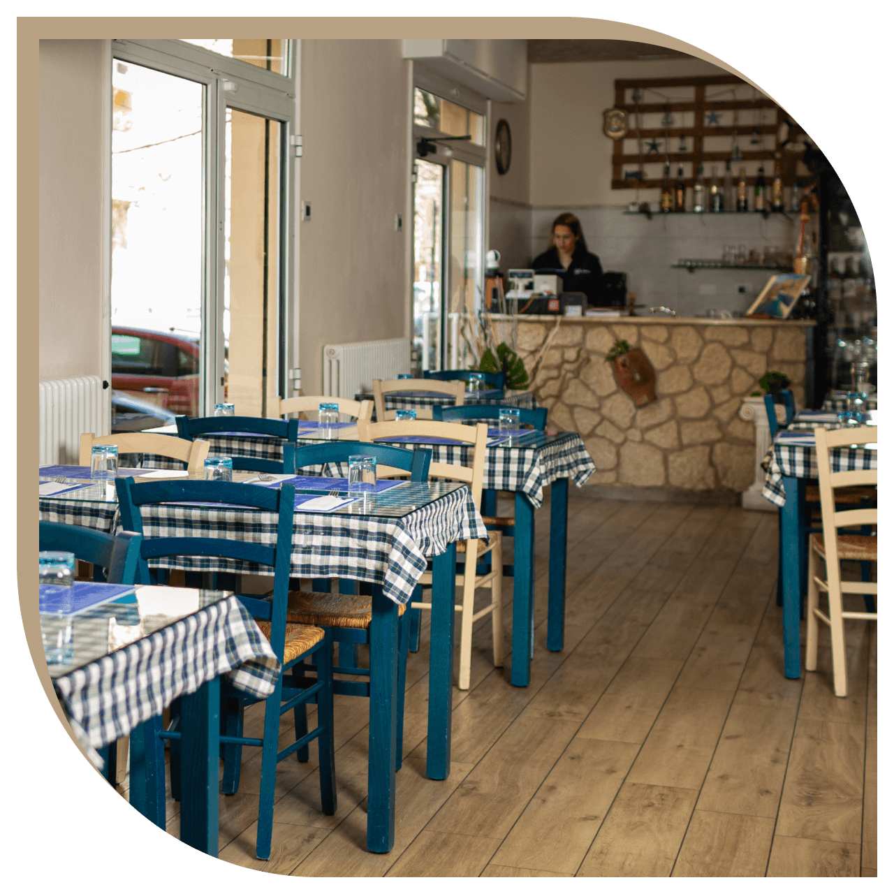 Vista della sala e del bancone del Ristorante El Greco di Bologna con arredi in stile mediterraneo.