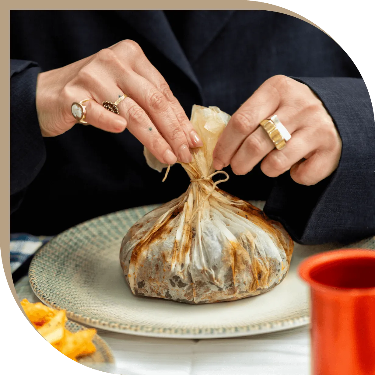 Agnello del Ristorante El Greco di Bologna al cartoccio con patate, zucchine e feta cucinato lentamente con erbe e spezie.