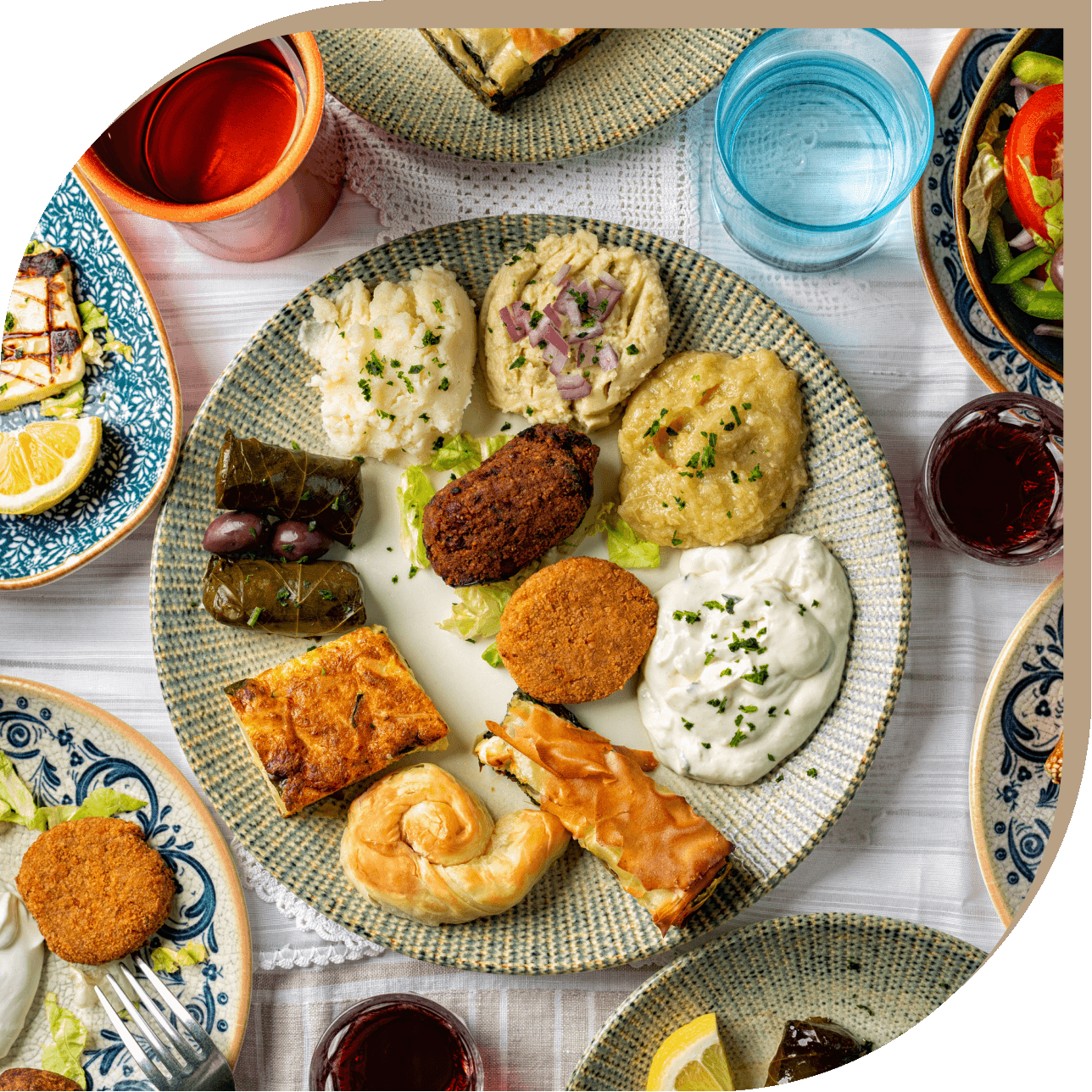 Selezione di antipasti greci del Ristorante El Greco di Bologna con salse, involtini di vite, crocchette e specialità tradizionali.