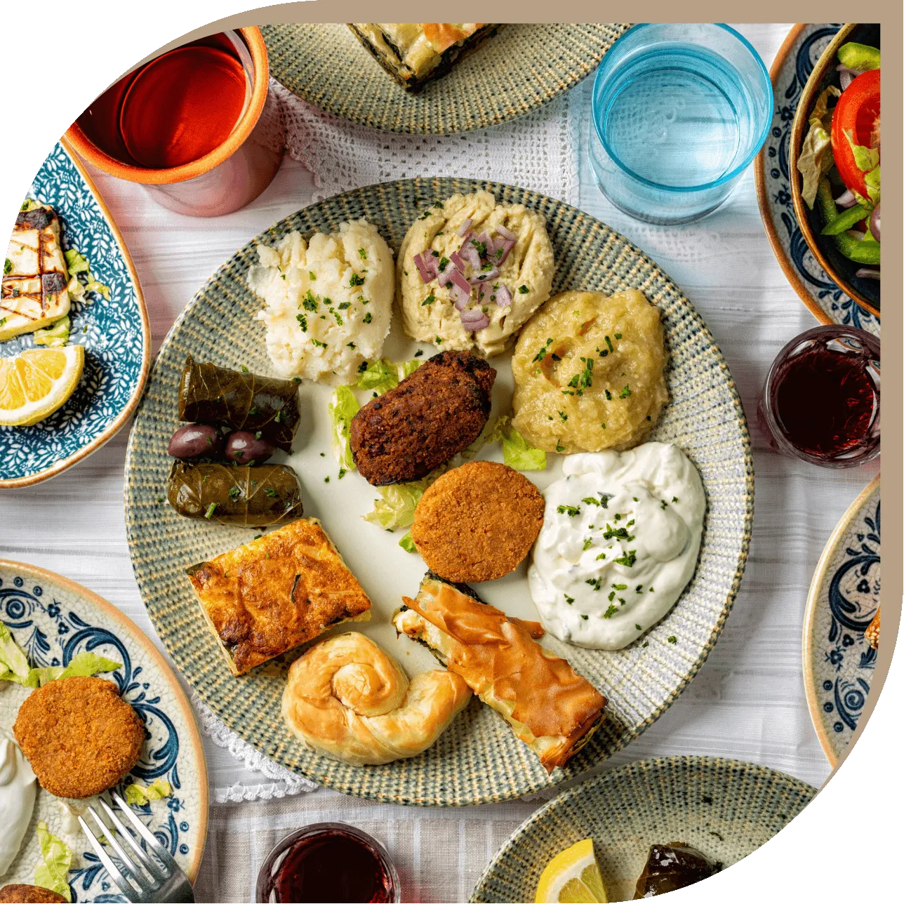 Selezione di antipasti greci del Ristorante El Greco di Bologna con salse, involtini di vite, crocchette e specialità tradizionali.