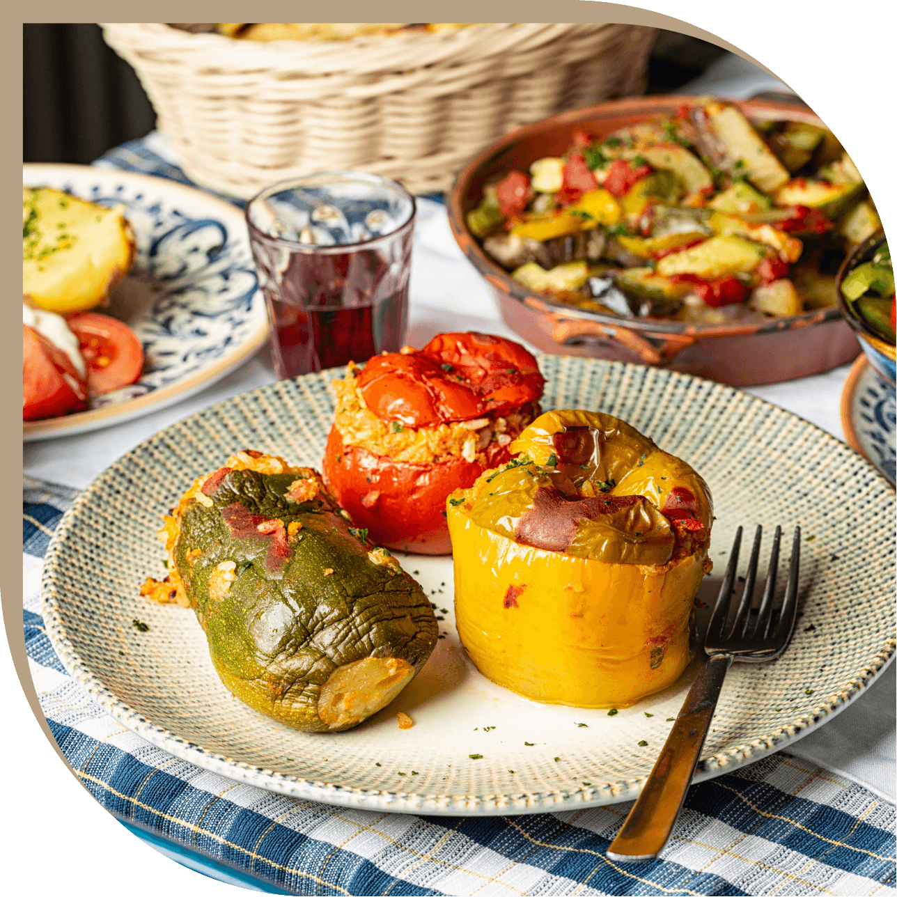 Gemistà del Ristorante El Greco di Bologna, peperoni e zucchine ripieni di riso e spezie mediterranee.