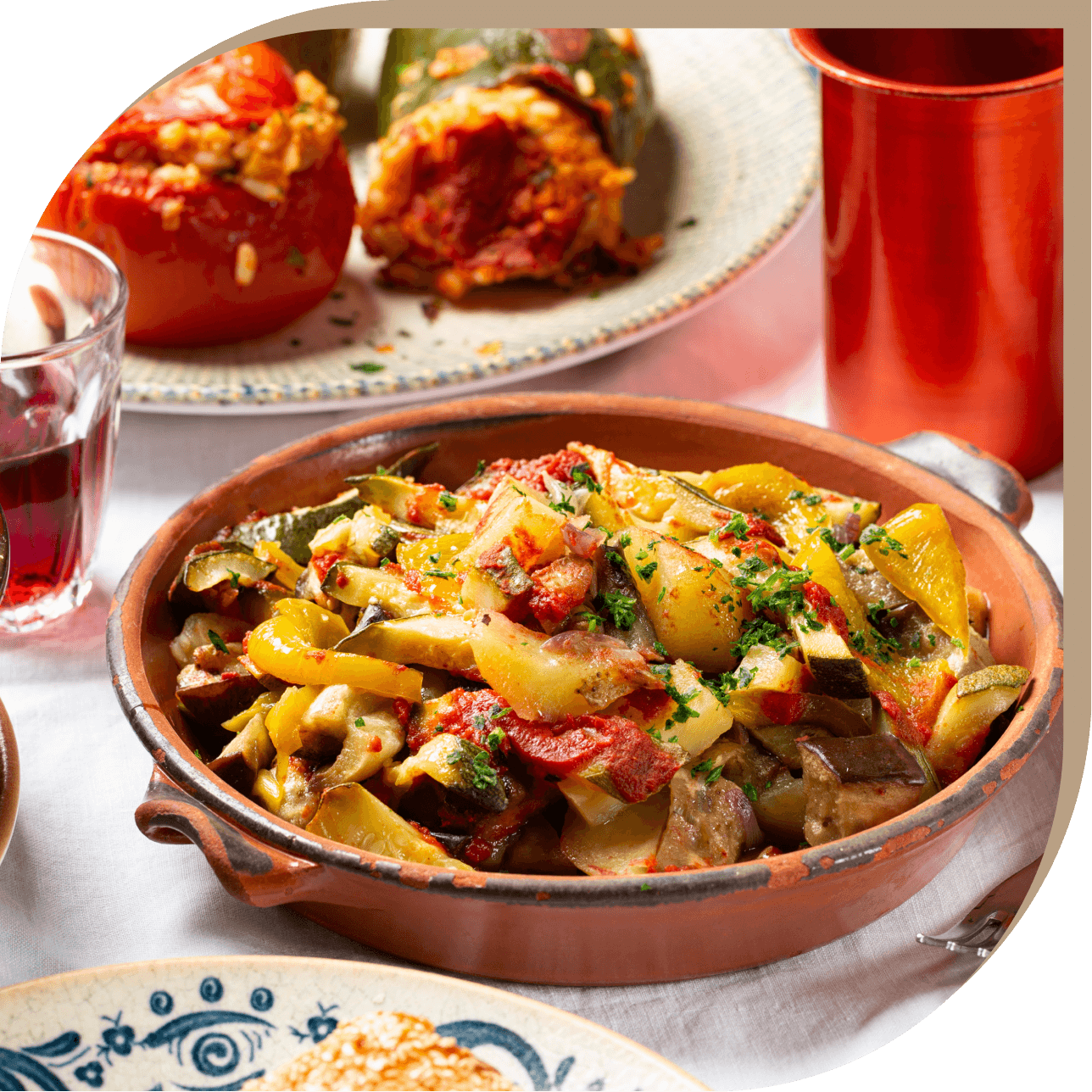 Briam del Ristorante El Greco di Bologna, tegame di verdure al forno con pomodori, patate, melanzane e zucchine.