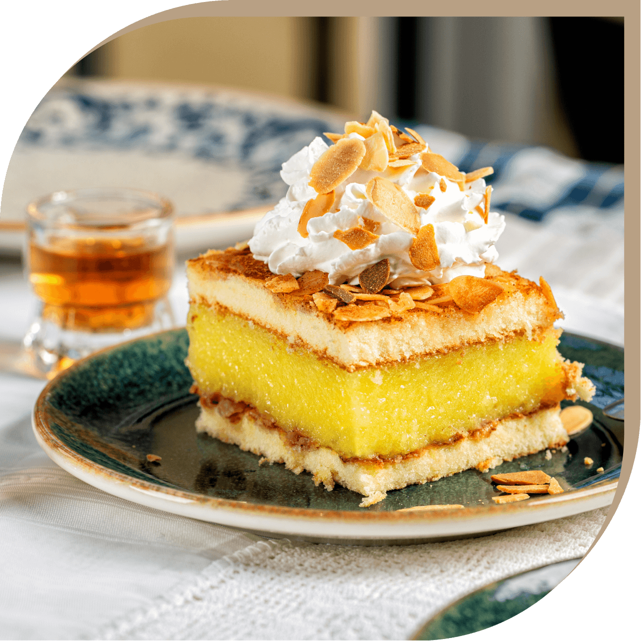 Torta tipica del Ristorante El Greco di Bologna con crema, panna montata e mandorle tostate.