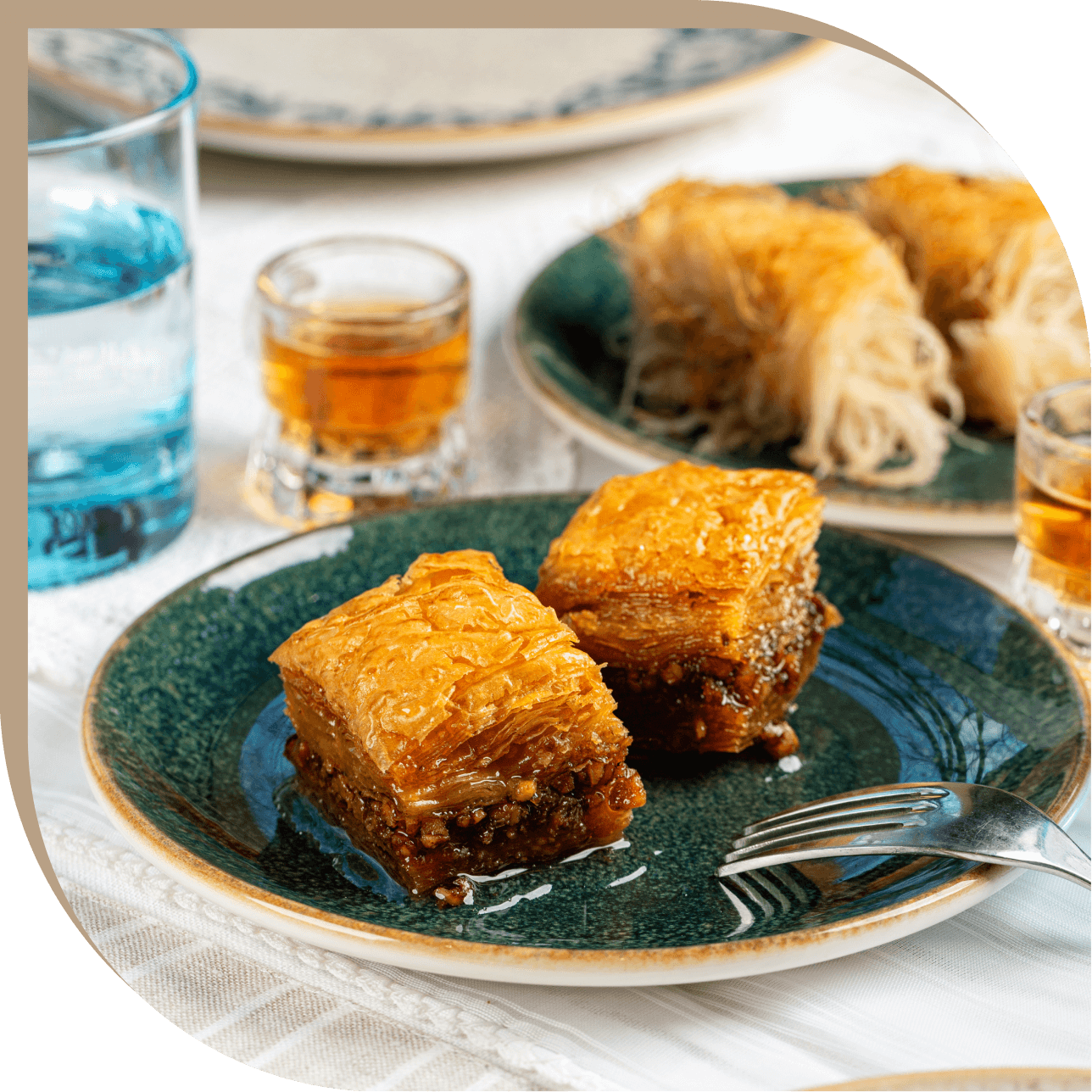 Baklava del Ristorante El Greco di Bologna, dolce tradizionale con pasta fillo, noci e miele servito con liquore greco.