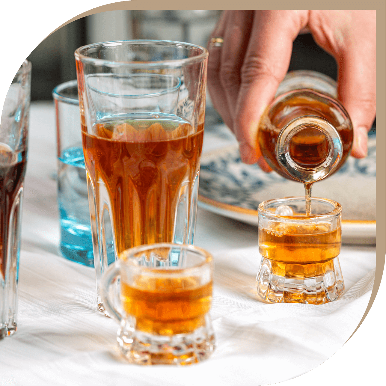 Rakomelo del Ristorante El Greco di Bologna, liquore tradizionale greco a base di miele servito in bicchierini di vetro.