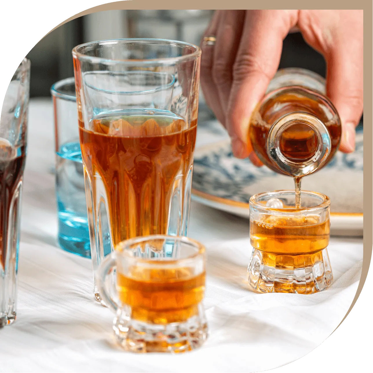 Rakomelo del Ristorante El Greco di Bologna, liquore tradizionale greco a base di miele servito in bicchierini di vetro.