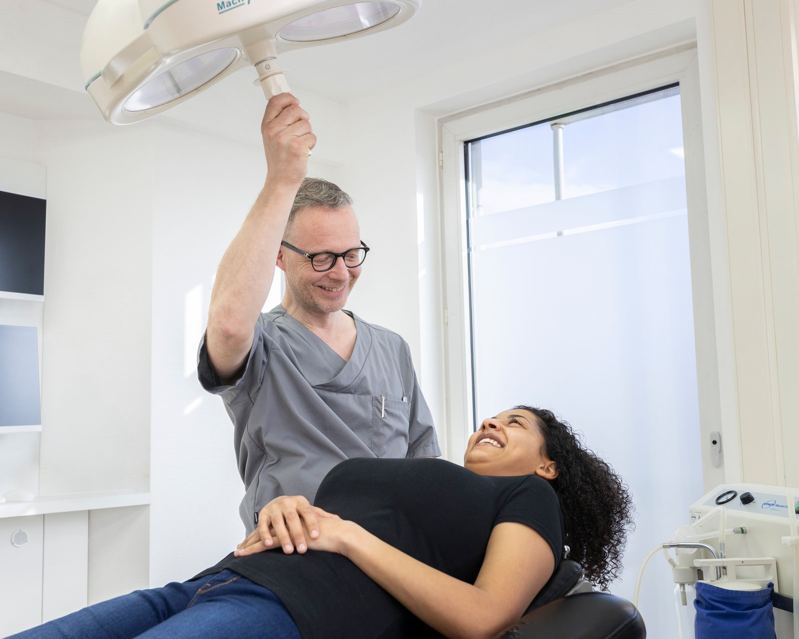 Dr. med. Dr. dent. Markus Berginski bei der Behandlung