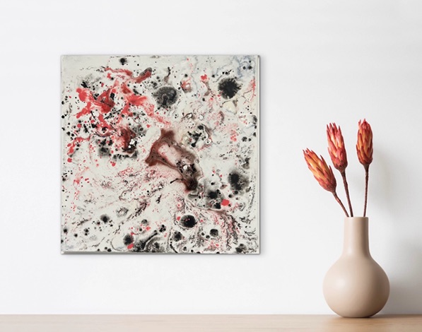 Kleinteiliges Motiv in rot und schwarz auf Leinwand im Raum 