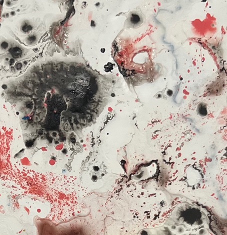 Kleinteiliges Motiv in rot und schwarz auf Leinwand im Detail