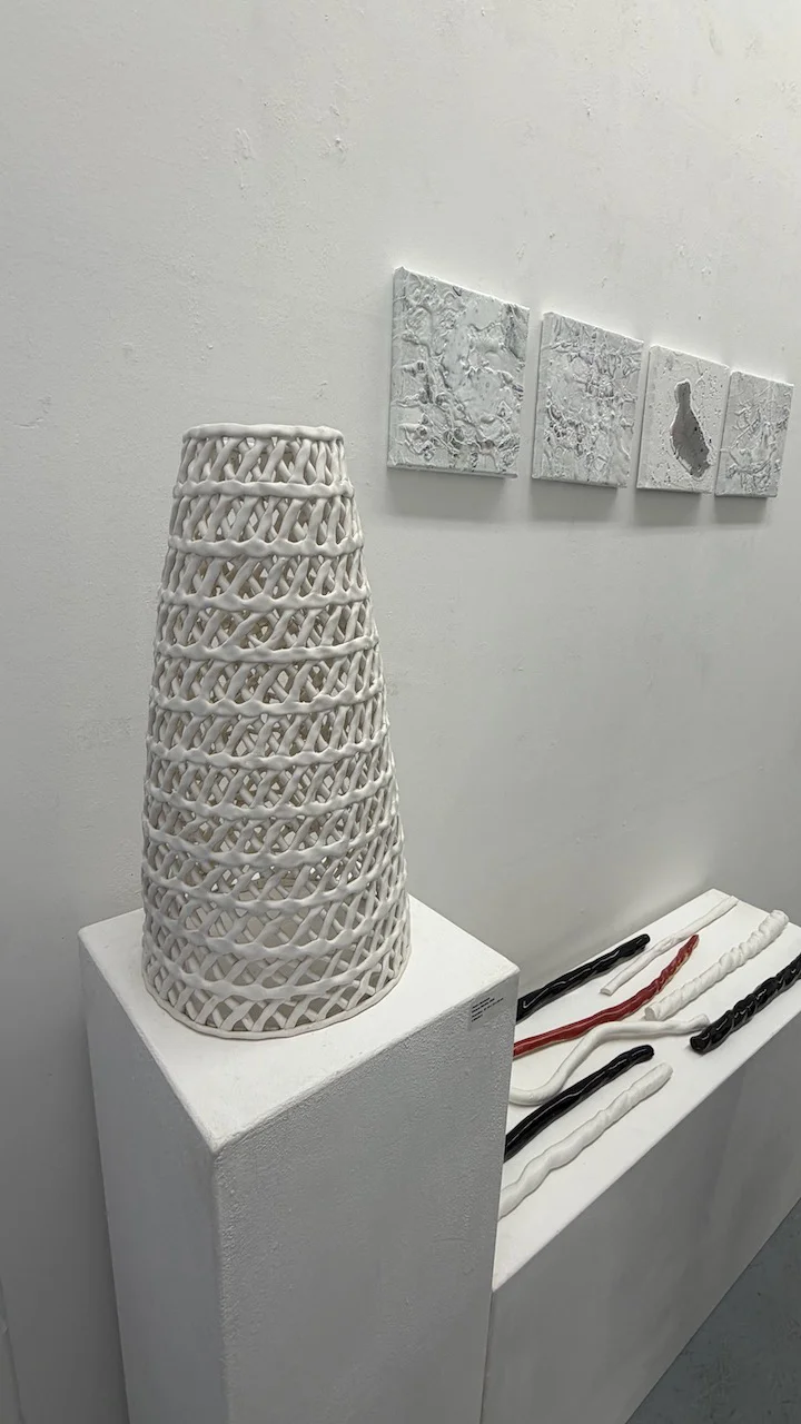 weiße skulputur, 4 Bilder an der Wand