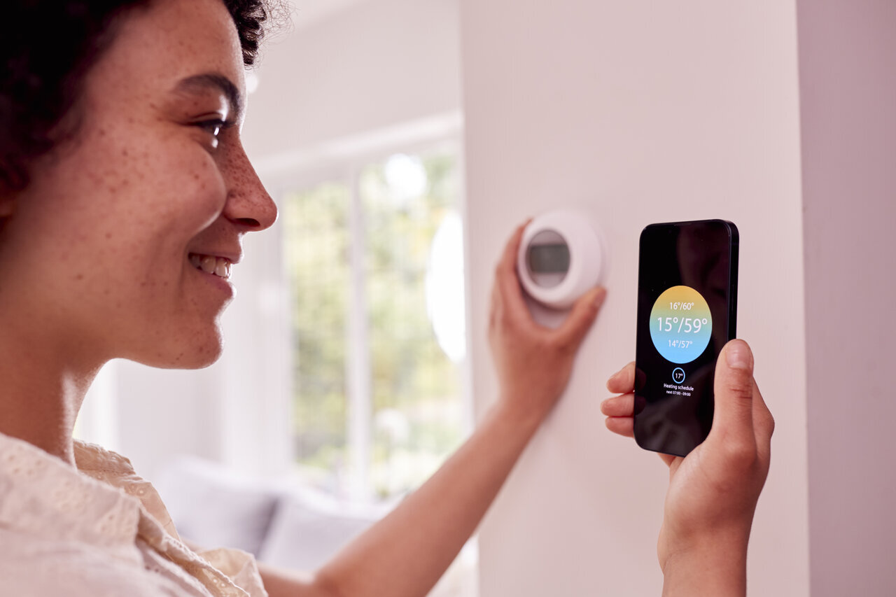 Smart home thermostat with temperature display and user adjusting settings