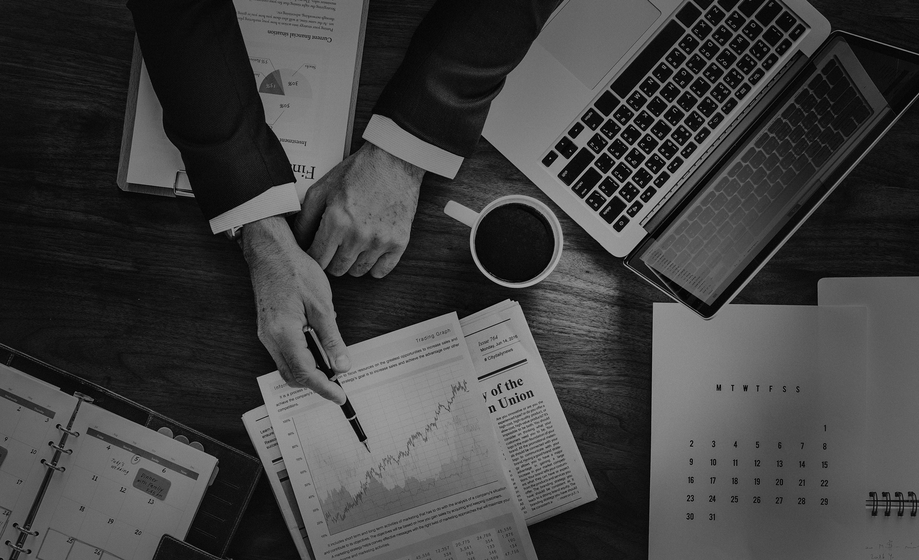 MDA person showing analytics reports to the client