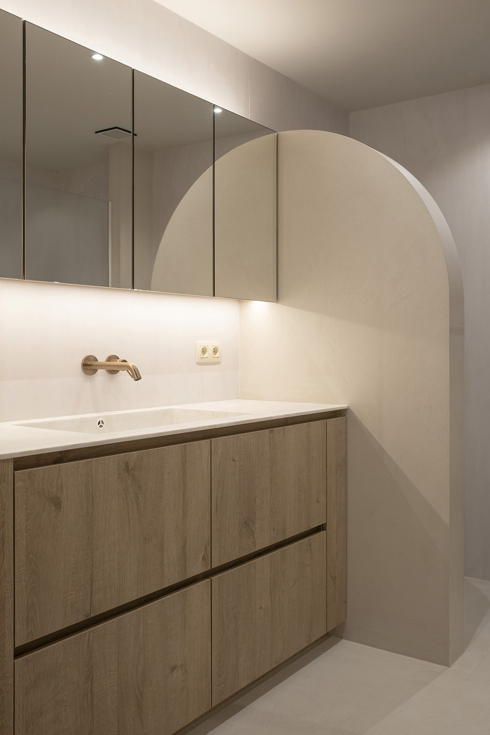 afgeronde tussenwand in ibiza stijl badkamer