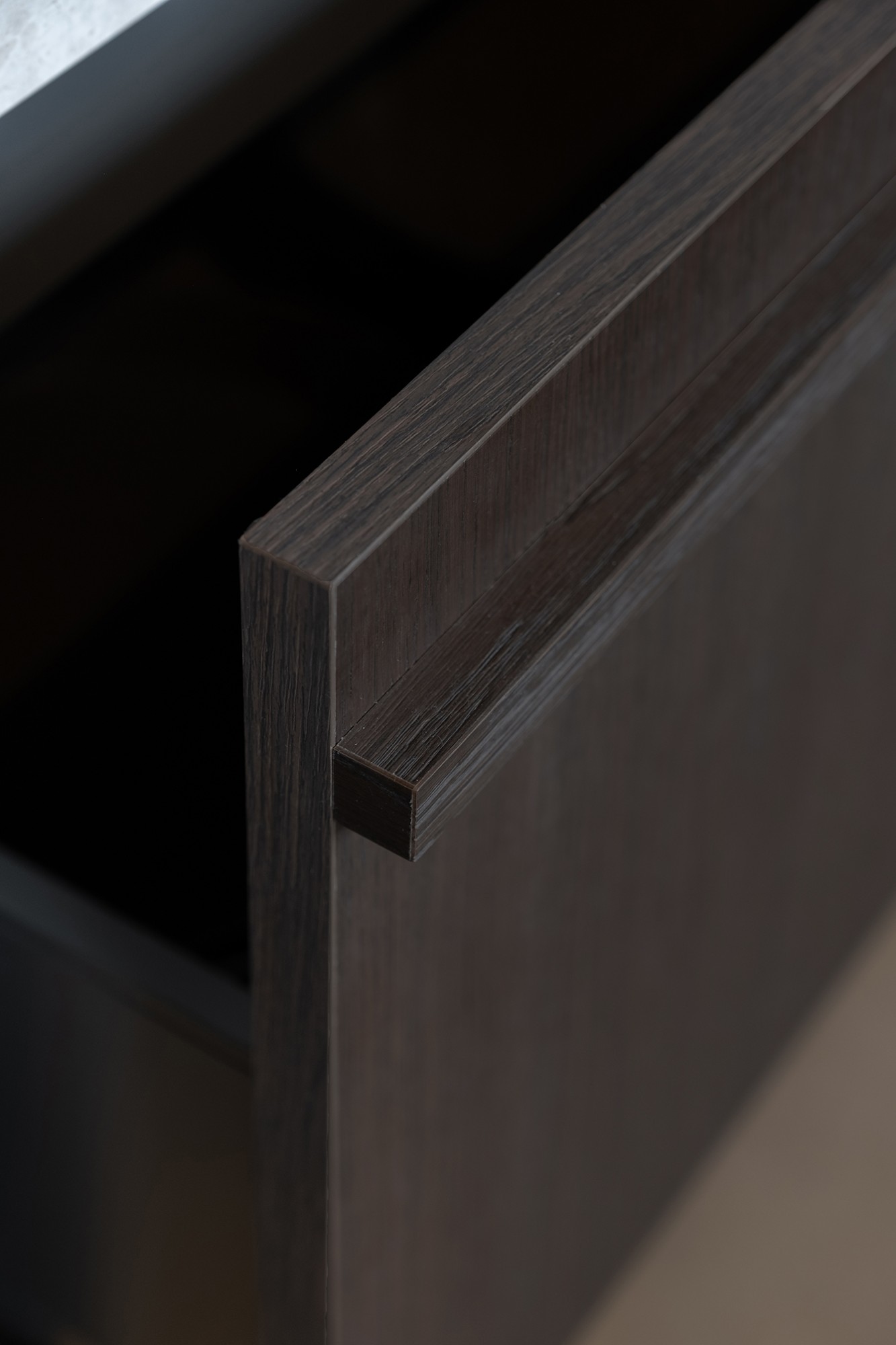 Detailfoto van donkere houten schuif in keuken