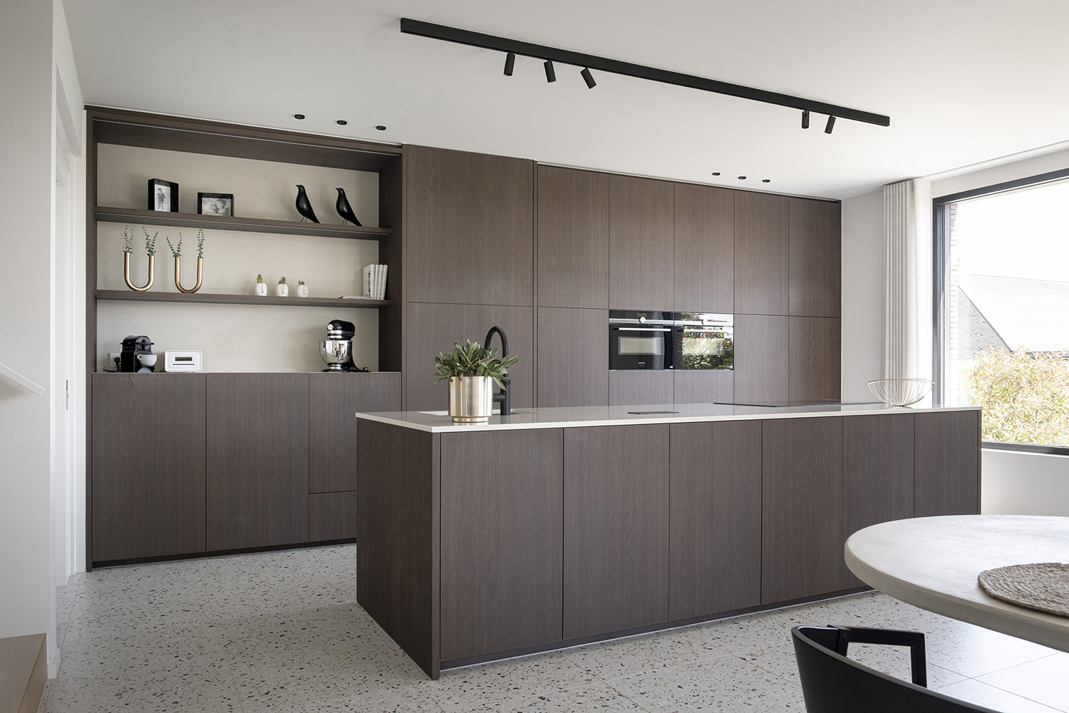 Donkere moderne keuken met groot eiland