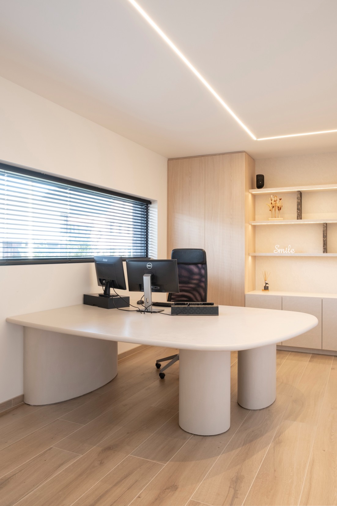 Standing desk op maat in een bureau