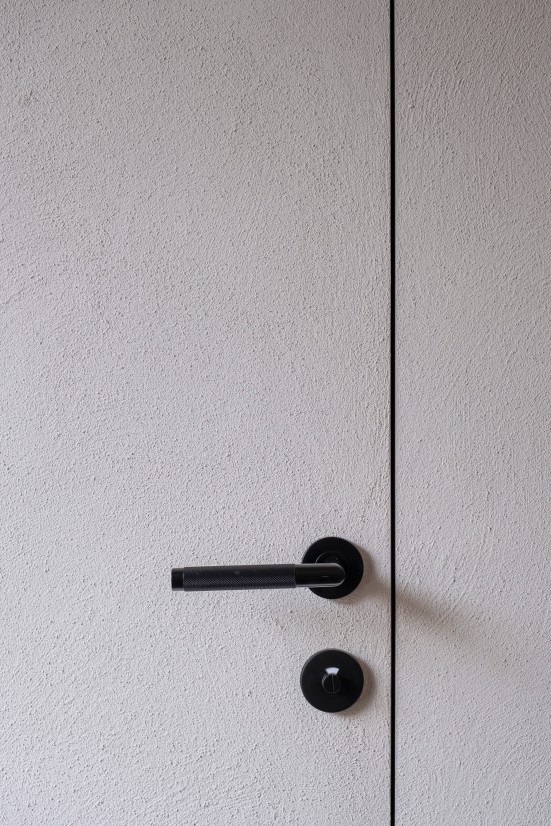 Microtopping afwerking op muur en deur zodat deze look perfect in elkaar overloopt