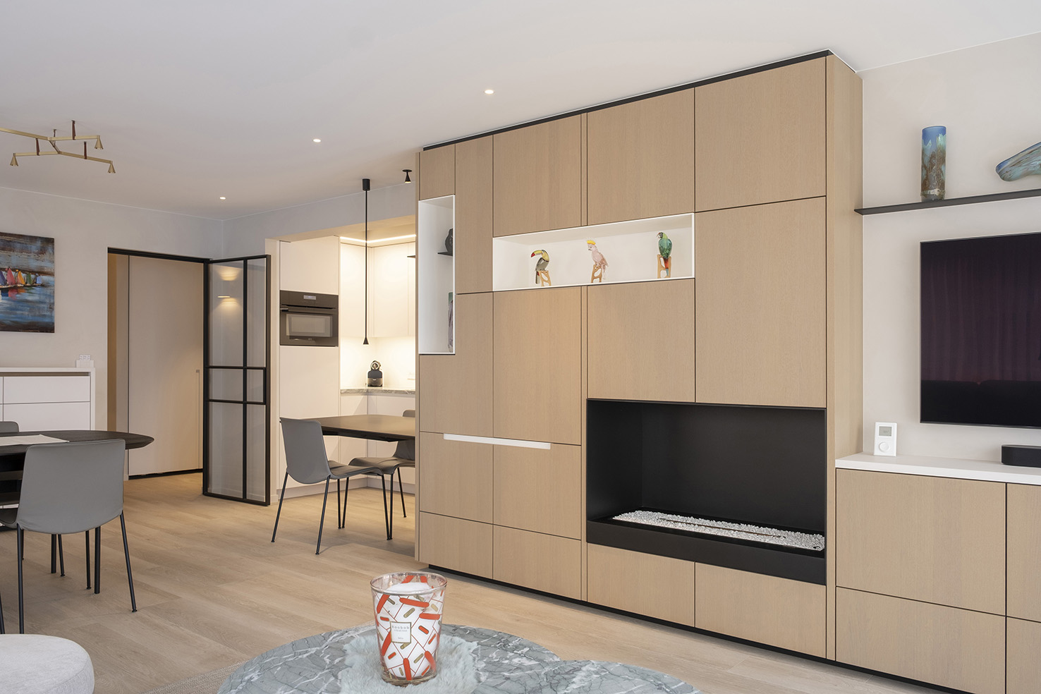 open keuken naast woonkamer in klein appartement