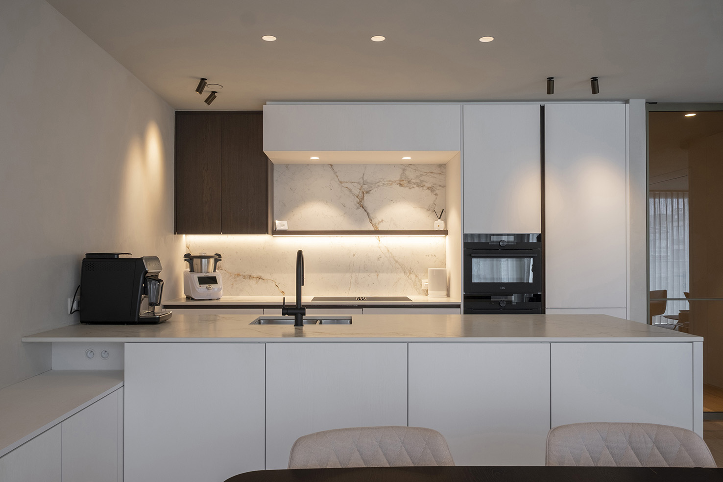 moderne witte keuken met keraisch blad I gyma