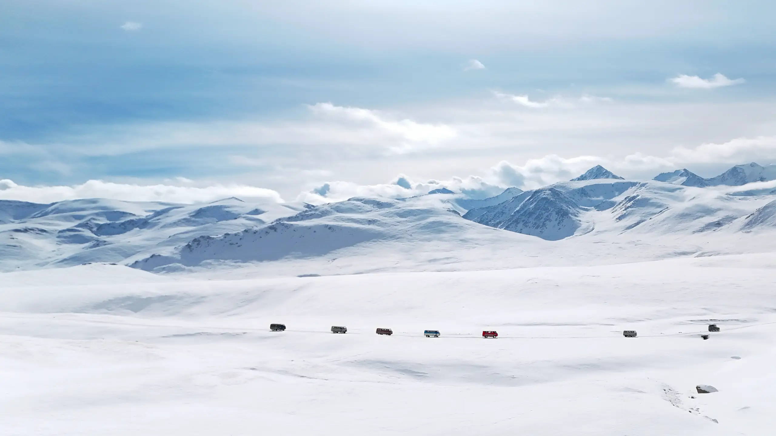 Buhanka rijdt door diepe sneeuw zonder weg in de winterwildernis van Kyrgyzstan