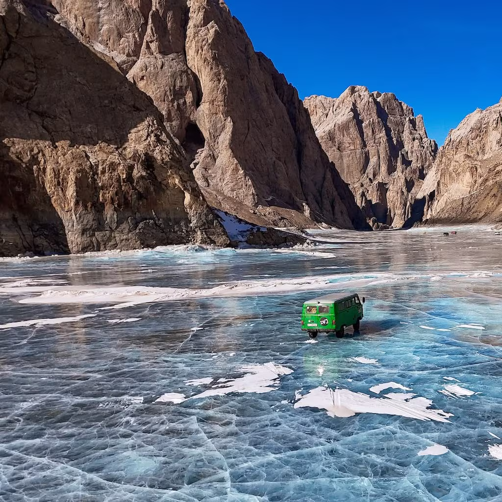 Buhanka rijdt over een bevroren meer in Kyrgyzstan tijdens de DVJ Wintereditie