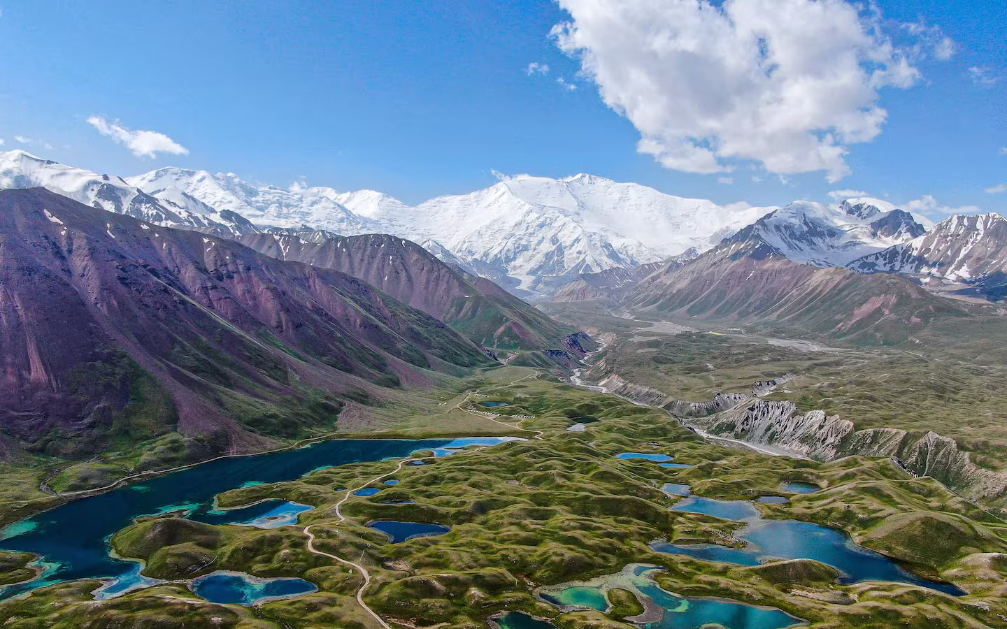 DVJ Aftermovie 2021 thumbnail: drone-opname van Sovjet-voertuig in Kyrgyzstan