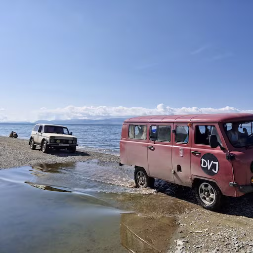 Wouter aan het stuur van een Buhanka op een onverharde weg in Kyrgyzstan