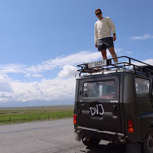 Kees voor een jurt tijdens zijn Classic 8 daagse roadtrip in Kyrgyzstan