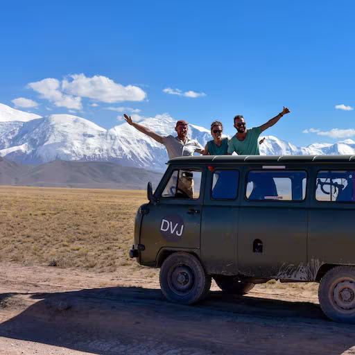 Maarten en vijf vrienden voor hun Buhanka aan het begin van de Classic 15