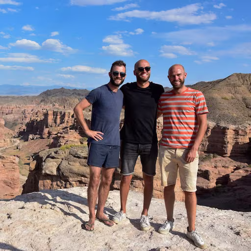 Maarten bij het kampvuur onder een sterrenhemel in Kyrgyzstan