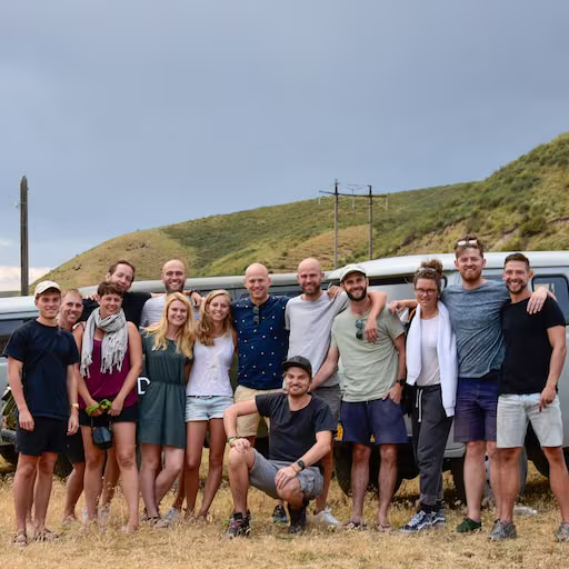 Mark rijdt over een onverharde weg in Kyrgyzstan tijdens zijn DVJ avontuur
