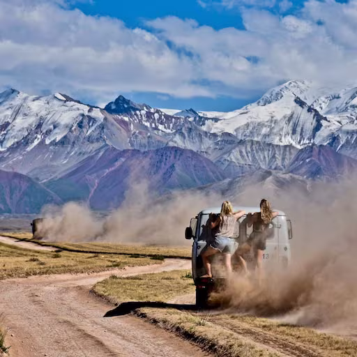 Sabine voor een Buhanka in een prachtige vallei in Kyrgyzstan