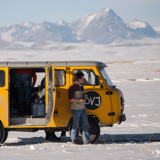 Sander bij een bevroren meer tijdens de DVJ Wintereditie in Kyrgyzstan
