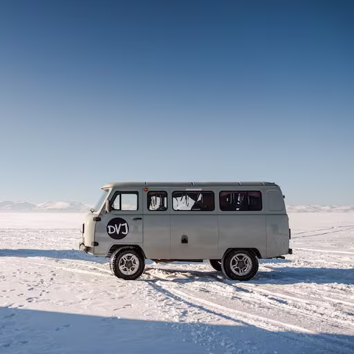 Jasper en zijn reisgroep rijden over bevroren meer in Kyrgyzstan