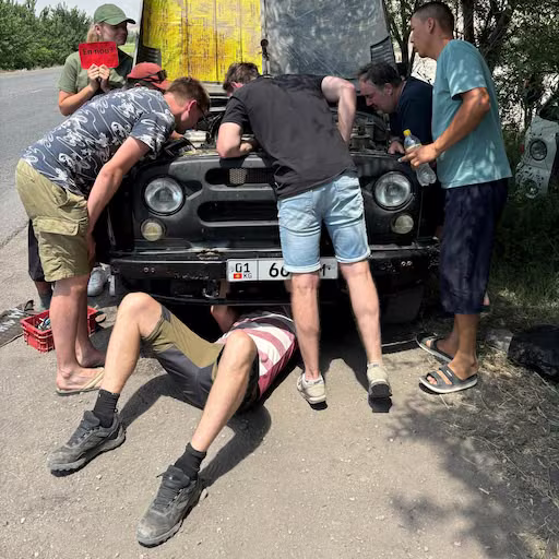 Kees aan het stuur van een Buhanka op een steile bergpas in Kyrgyzstan