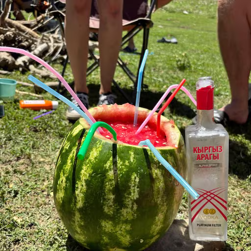 Tim rijdt met een groep over een bergpas tijdens de Classic 8 daagse