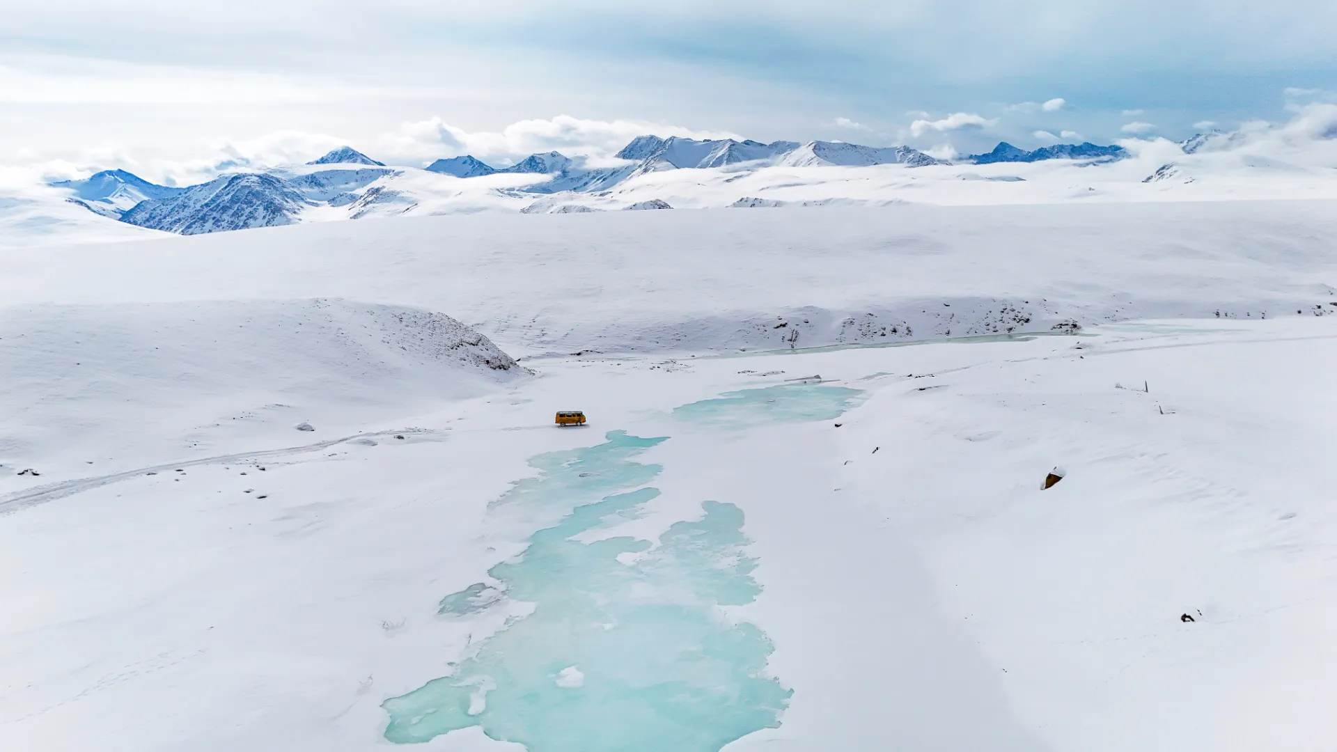 Buhanka rijdt door extreem terrein waar de wegen ophouden in Kyrgyzstan