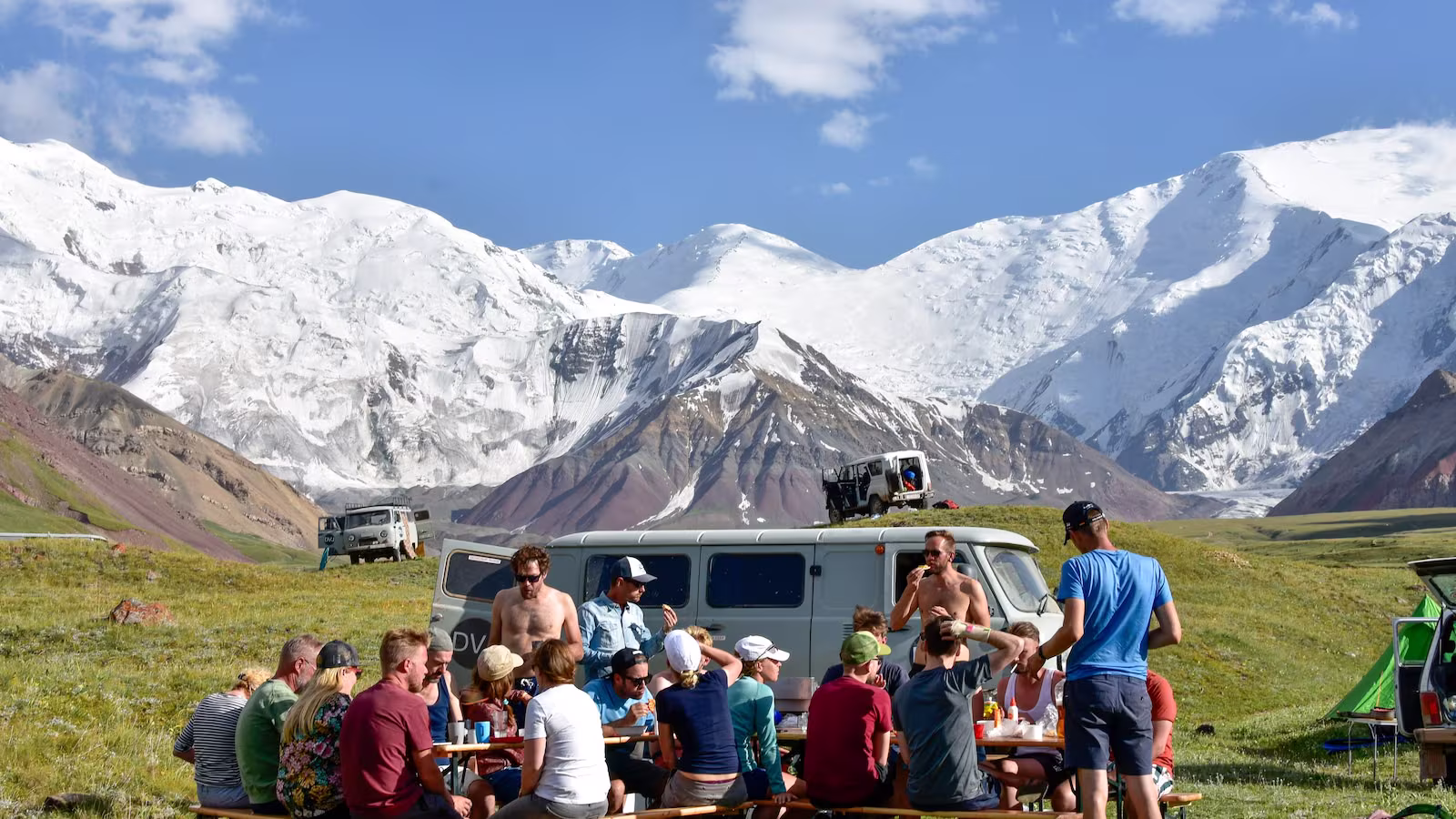 DVJ checkpoint met eten, drankjes en feest tijdens de Silk Road Sovjet Rally