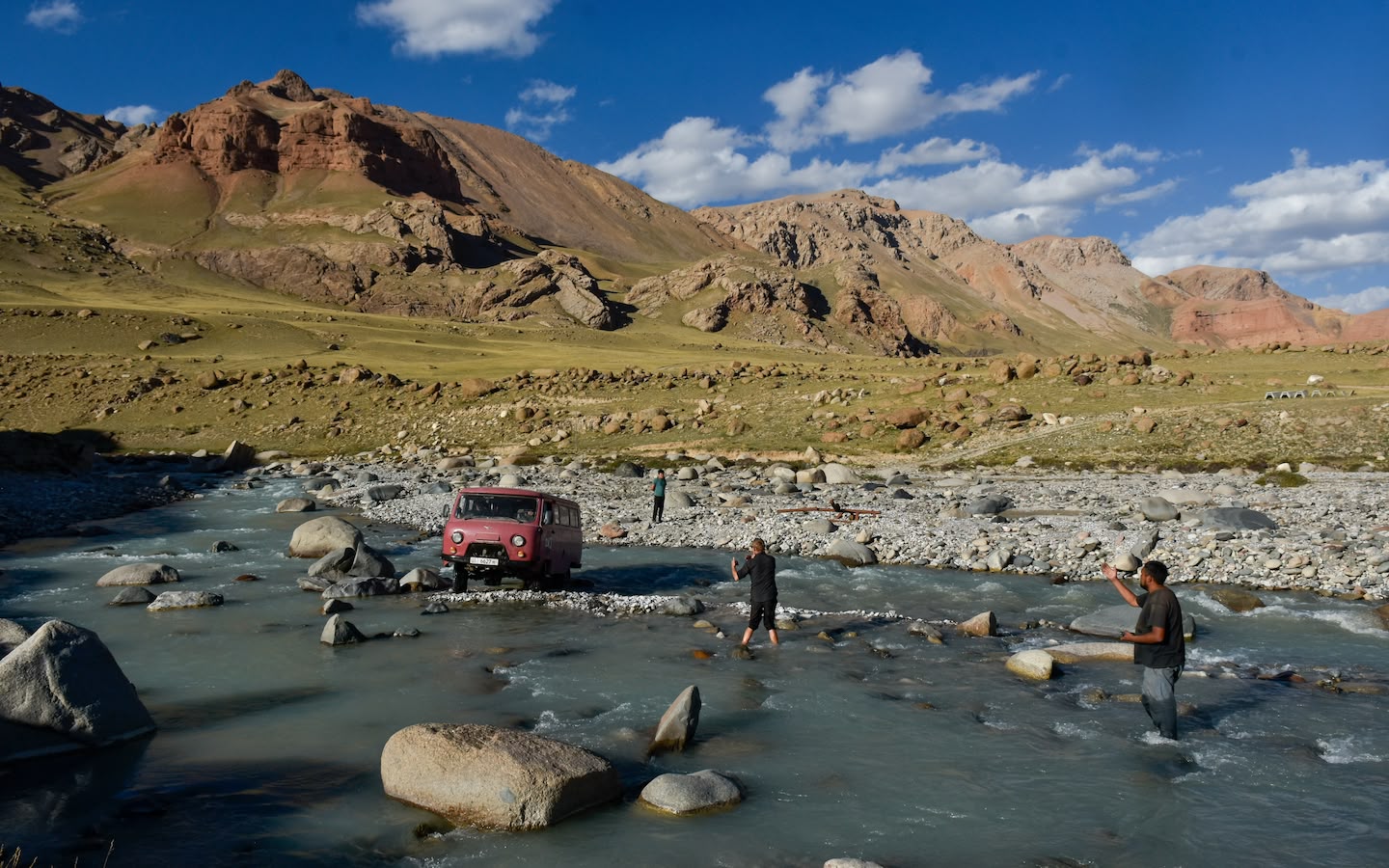 Extreem offroad terrein met diepe canyons en hoge bergpassen tijdens de DVJ Elite