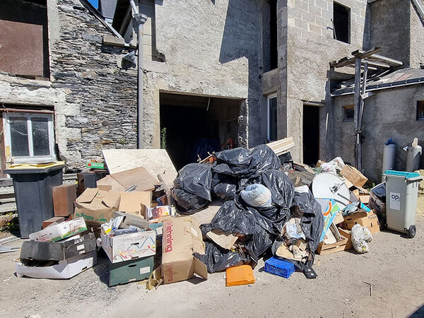 Encombrants devant une maison à Perpignan