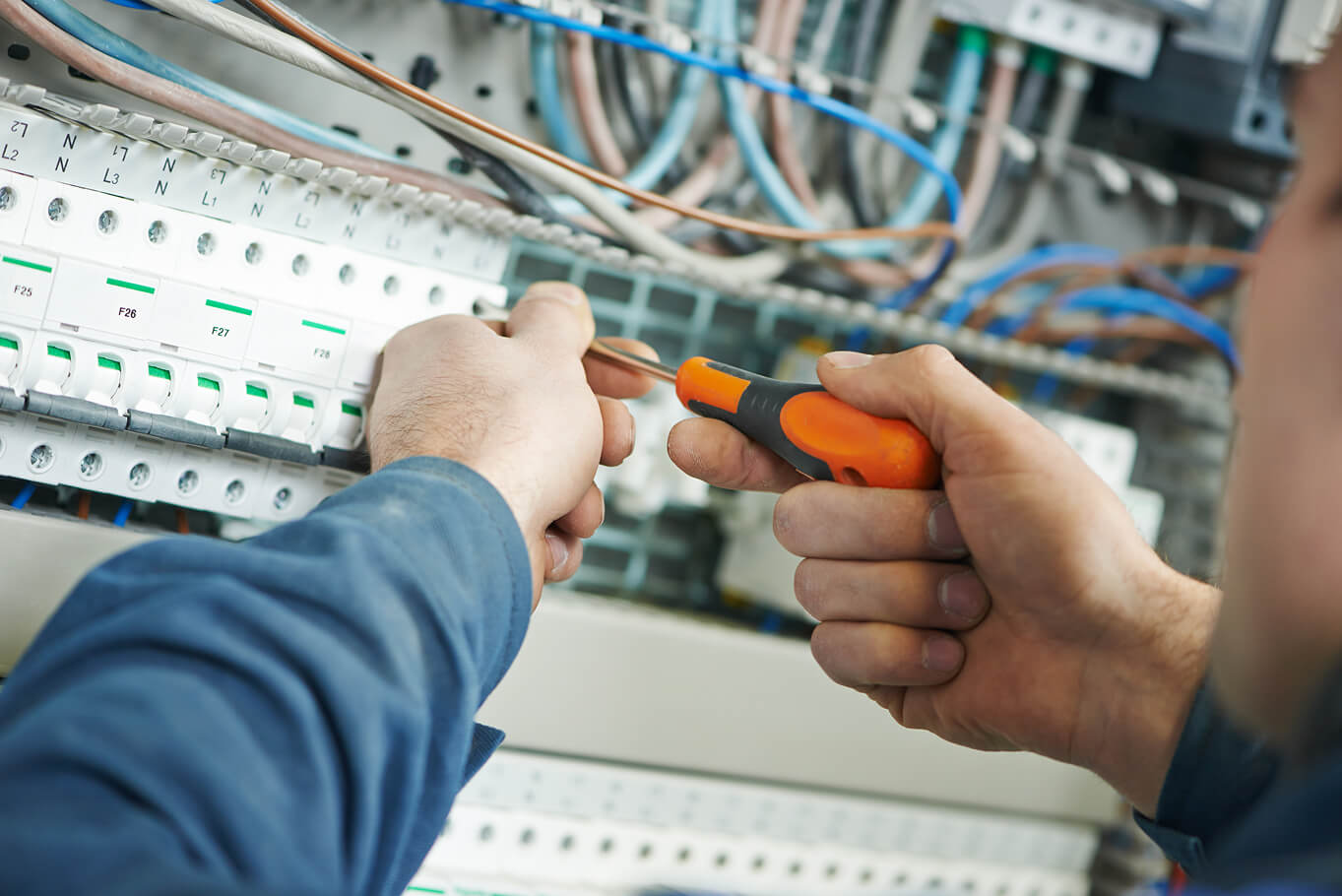 Un électricien travaillant sur une installation électrique.