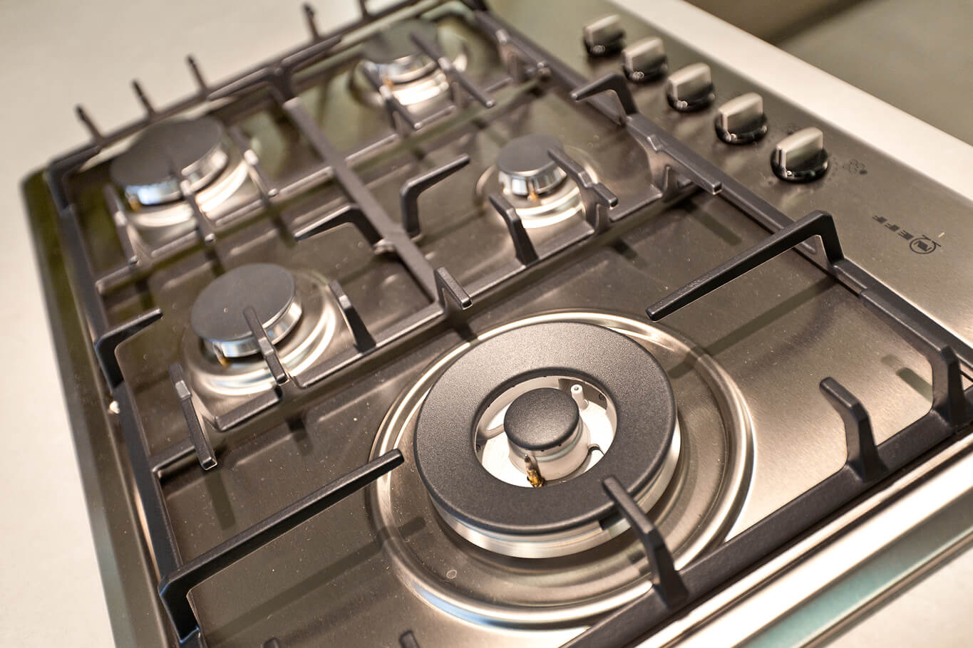 Cuisinière à gaz utilisée dans une cuisine professionnelle.