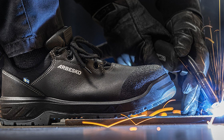 Arbesko skyddssko på en person som svetsar och gnistor flyger.