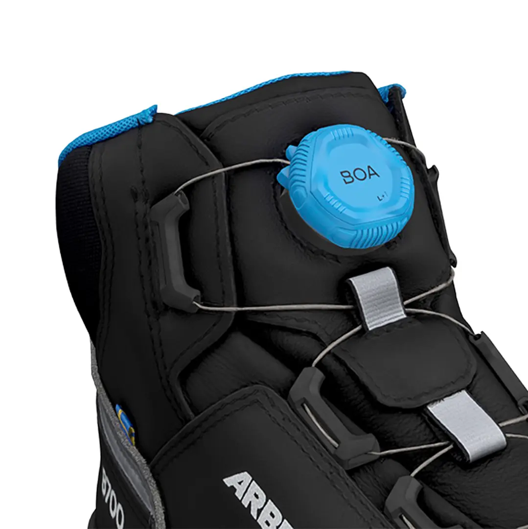 Närbild på en svart Arbetsstövel från Abrbesko med blå BOA-snörningssystem.