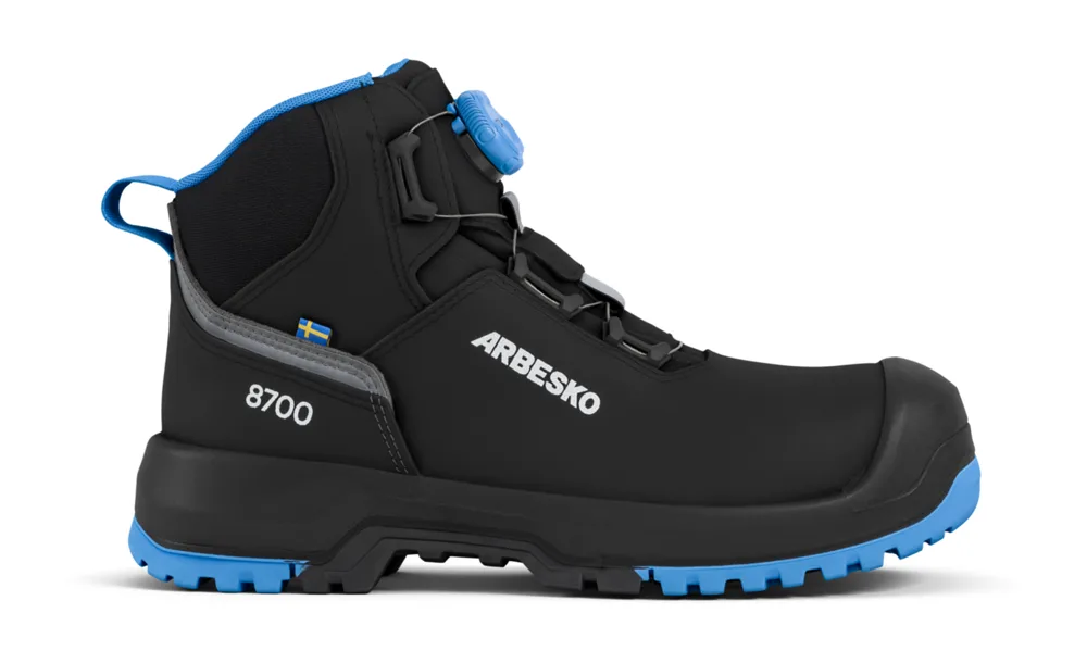 The Arbesko Kiruna 8700 safety boot in black with blue details and the BOA® Fit System, seen from the side.