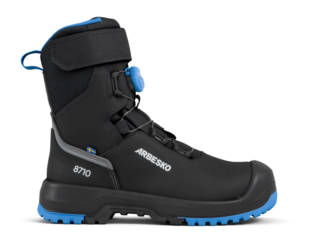 The high Arbesko Kiruna 8710 safety boot in black with blue details, the BOA® Fit System and a hook-and-loop strap, seen from the side.